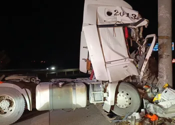 Tır köprülü kavşak bariyerlerine çarptı, sürücü yaralandı