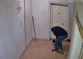 Tıra arkadan çarpan otomobilde 1 kişi öldü, 4 kişi yaralandı
