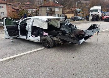Mardin’de park halindeki otomobilden hırsızlık güvenlik kamerasına yansıdı