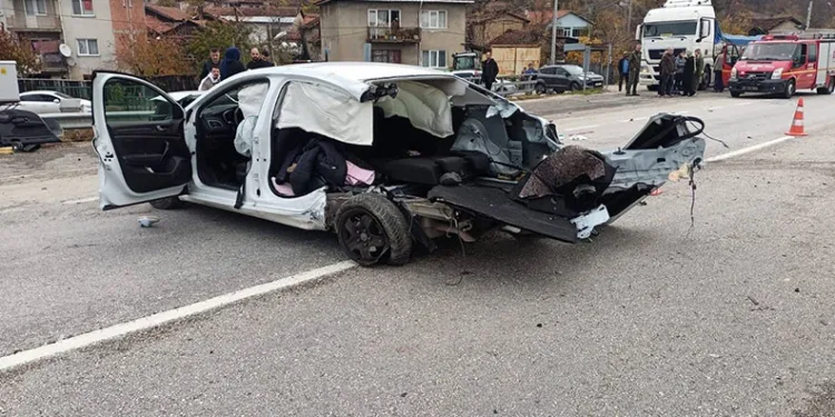 Mardin’de park halindeki otomobilden hırsızlık güvenlik kamerasına yansıdı