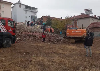 Yıkım sırasında kepçe operatörü enkaz altında kaldı