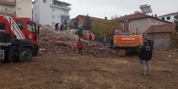 Yıkım sırasında kepçe operatörü enkaz altında kaldı