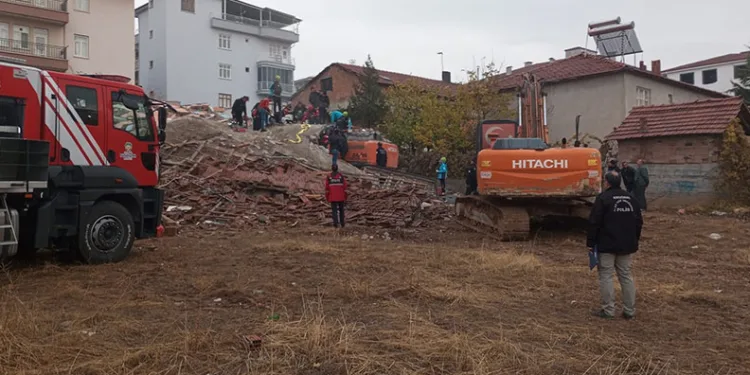 Yıkım sırasında kepçe operatörü enkaz altında kaldı