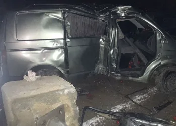 Beylikdüzü’nde bir inşaat firmasının yola döktüğü kum kazaya neden oldu