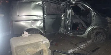 Beylikdüzü’nde bir inşaat firmasının yola döktüğü kum kazaya neden oldu