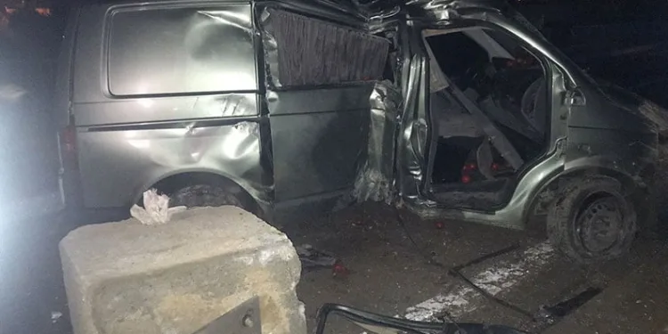 Beylikdüzü’nde bir inşaat firmasının yola döktüğü kum kazaya neden oldu