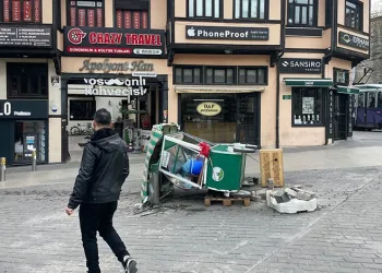 Fırtına Bursa’da zorlu anlar yaşattı