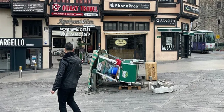 Fırtına Bursa’da zorlu anlar yaşattı
