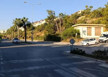 Arnavutköy’de bir çocuk düşürdüğü parasını almak için girdiği anıtta mahsur kaldı