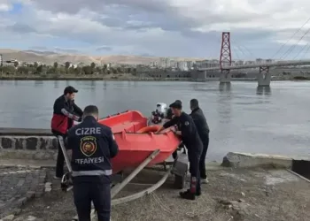 Antalya’da kuruyemiş yüklü araç alev alev yanarak küle döndü