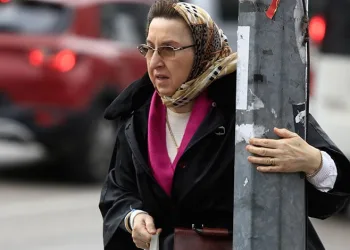 Bursa’da fırtınada vatandaşlar uçmamak için direklere tutundu