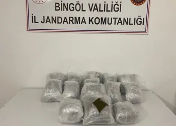 İnşaat işçileri taşlarla birbirilerine saldırdı