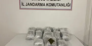 İnşaat işçileri taşlarla birbirilerine saldırdı