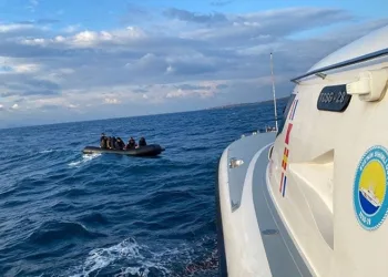 Ayvacık açıklarında 33 kaçak göçmen yakalandı