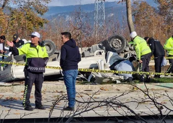 Bursa’da kamyonet takla attı: 2 kişi hayatını kaybetti