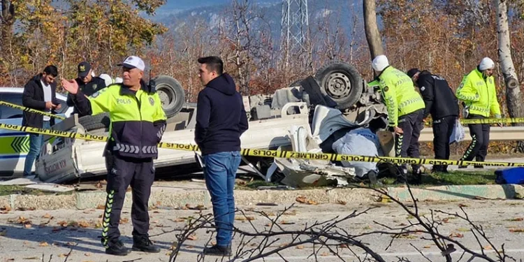 Bursa’da kamyonet takla attı: 2 kişi hayatını kaybetti