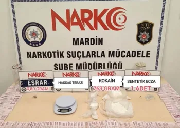 Otomobil kamyonete çarptı: 3 yaralı