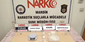 Otomobil kamyonete çarptı: 3 yaralı