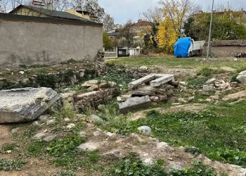 İznik’te tarihi mezarlık harabeye döndü