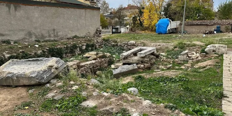 İznik’te tarihi mezarlık harabeye döndü