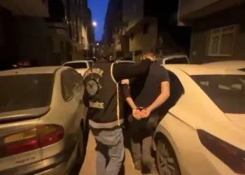 Araçların hurdaya döndüğü kazada 5 kişi yaralandı