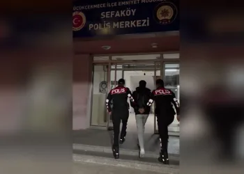 Mersin’de kaçak makaron ve sahte içki ele geçirildi