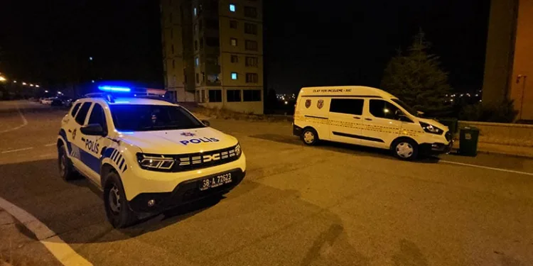 Erkek arkadaşı tarafından silahla vurulan genç kız yaralandı