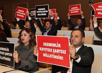 Nilüfer Belediye Meclisi’nde kayyum protestosu