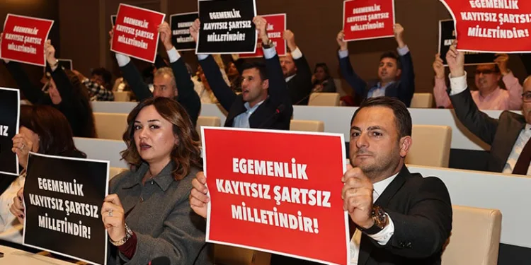 Nilüfer Belediye Meclisi’nde kayyum protestosu