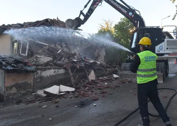 Yıldırım’da metruk durumdaki yapılar yıkılıyor