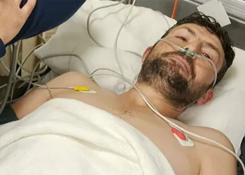Biriken çöpleri toplayan işçi sırtından bıçaklandı