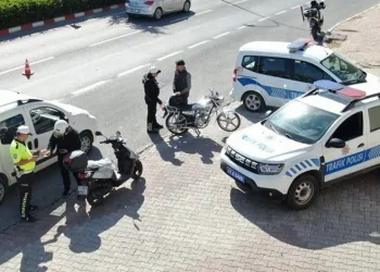 Tıra arkadan çarpan otomobilde 1 kişi öldü, 4 kişi yaralandı
