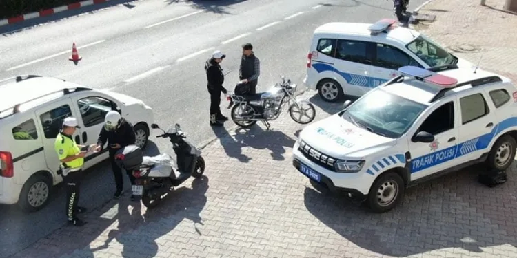 Tıra arkadan çarpan otomobilde 1 kişi öldü, 4 kişi yaralandı