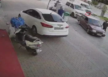 Arnavutköy’de bir çocuk düşürdüğü parasını almak için girdiği anıtta mahsur kaldı