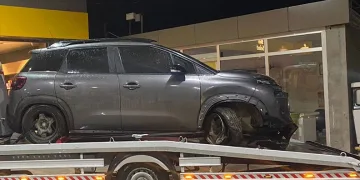 Mardin’de park halindeki otomobilden hırsızlık güvenlik kamerasına yansıdı