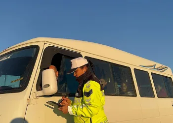 Biriken çöpleri toplayan işçi sırtından bıçaklandı