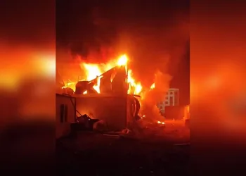 Beylikdüzü’nde bir inşaat firmasının yola döktüğü kum kazaya neden oldu