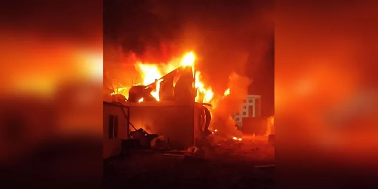 Beylikdüzü’nde bir inşaat firmasının yola döktüğü kum kazaya neden oldu