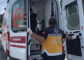 Seyir halindeki aracın kaputuna tutundu, dakikalarca ilerledi
