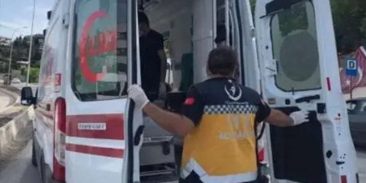 Seyir halindeki aracın kaputuna tutundu, dakikalarca ilerledi