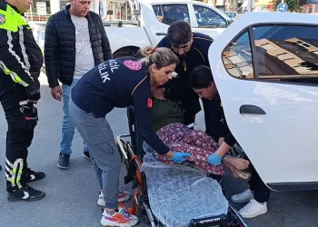 Motosikletinin plakasını okunmasın diye bereyle kapattı, cezadan kurtulamadı