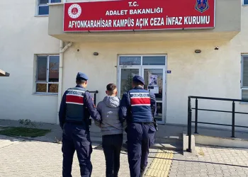 Yelkenli teknede 2 göçmen kaçakçısı ve 45 düzensiz göçmen yakalandı