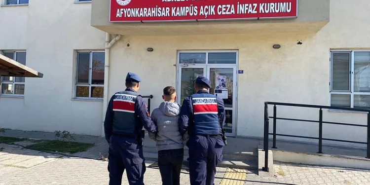 Yelkenli teknede 2 göçmen kaçakçısı ve 45 düzensiz göçmen yakalandı
