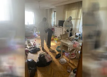 Bursa’da çöp evden bir kamyon dolusu çöp çıktı