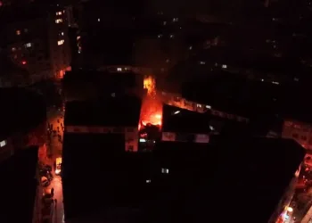 Bursa’da 2 katlı ahşap ev alev alev yandı