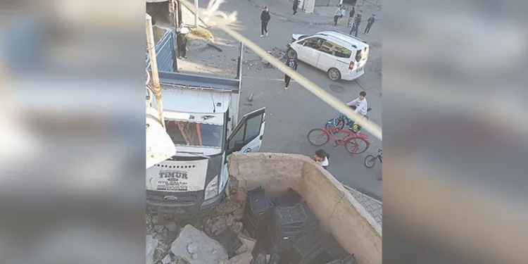 Esenyurt’ta sağlık malzemeleri üreten fabrikanın deposunda korkutan yangın