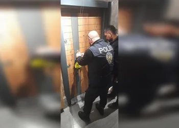 Yağmurla gelen kazalar: Düğün konvoyundaki otomobil bariyere çarptı, 5 kişi yaralandı