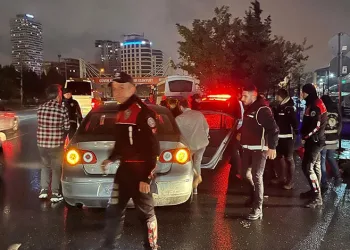 Tıra arkadan çarpan otomobilde 1 kişi öldü, 4 kişi yaralandı