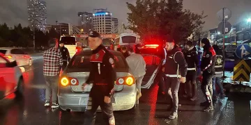 Tıra arkadan çarpan otomobilde 1 kişi öldü, 4 kişi yaralandı