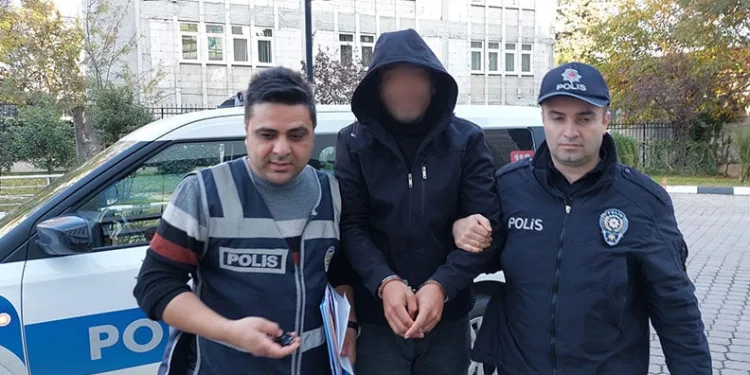 Park halindeki araçtan tencere ve tava çaldı